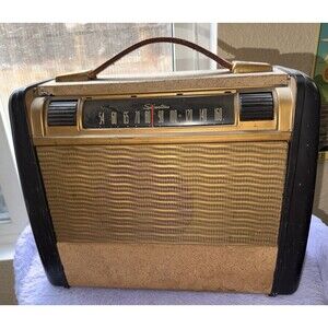 Silvertone portable  radio Sears & Roebuck Silvertone 8270A